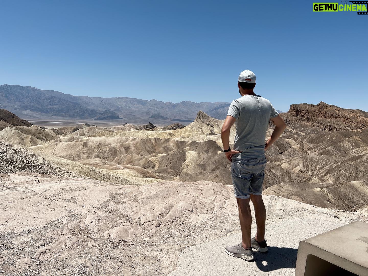 Priscilla Knetemann - 352 Likes - LAS VEGAS, DEATH VALLEY & VALLEY OF FIRE STATE 🔥⛰♣️
Na het geweldige Yosemite gingen we richting Death Valley & Las Vegas. Death Valley was 47 graden!!! Echt heftig wel om mee te maken. Daarna hebben we top dagen gehad in Las Vegas. Wat een gekheid! Bizar om te bedenken dat daar gewoon een achtbaan om een hotel heen zit, zie foto!! 🎢
Ook hebben we Red Rock Canyon, Hooverdam en Valley of Fire State gedaan. Prachtig al die rode rotsen. De landschappen verschillen zoveel. #deathvalley #lasvegas #amerika #usa #valleyoffirestatepark #redrockcanyon #hooverdam