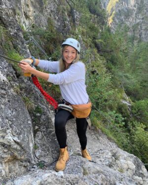 Priscilla Knetemann Instagram - Ik kijk hier heel vrolijk maar eigenlijk schijt ik 7 kleuren.. 😂🧗🏼‍♀️🌳💚 #tb #oostenrijk #climbeverymountain #twastwaard #hoogdattwas