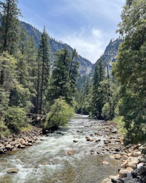 Priscilla Knetemann Instagram - YOSEMITE & KINGS / SEQOUIA 🌲
Met de camper zijn we doorgereden naar Yosemite National Park en Seqouia National Park. Zo gaaf!! Veel gezien en heel veel gehiked 🥾De temperaturen waren hier wisselend maar gelukkig waren we erop gekleed! #yosemite #yosemitenationalpark #sequoianationalpark #hike #amerika #revolutionrace #outfit #boots #nature #nps