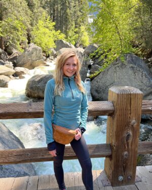 Priscilla Knetemann Instagram - YOSEMITE & KINGS / SEQOUIA 🌲
Met de camper zijn we doorgereden naar Yosemite National Park en Seqouia National Park. Zo gaaf!! Veel gezien en heel veel gehiked 🥾De temperaturen waren hier wisselend maar gelukkig waren we erop gekleed! #yosemite #yosemitenationalpark #sequoianationalpark #hike #amerika #revolutionrace #outfit #boots #nature #nps