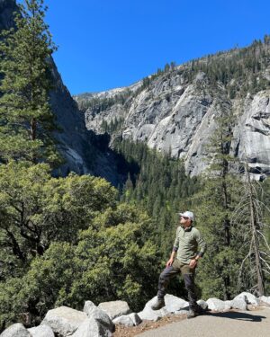 Priscilla Knetemann Instagram - YOSEMITE & KINGS / SEQOUIA 🌲
Met de camper zijn we doorgereden naar Yosemite National Park en Seqouia National Park. Zo gaaf!! Veel gezien en heel veel gehiked 🥾De temperaturen waren hier wisselend maar gelukkig waren we erop gekleed! #yosemite #yosemitenationalpark #sequoianationalpark #hike #amerika #revolutionrace #outfit #boots #nature #nps