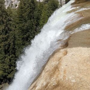 Priscilla Knetemann Instagram - YOSEMITE & KINGS / SEQOUIA 🌲
Met de camper zijn we doorgereden naar Yosemite National Park en Seqouia National Park. Zo gaaf!! Veel gezien en heel veel gehiked 🥾De temperaturen waren hier wisselend maar gelukkig waren we erop gekleed! #yosemite #yosemitenationalpark #sequoianationalpark #hike #amerika #revolutionrace #outfit #boots #nature #nps
