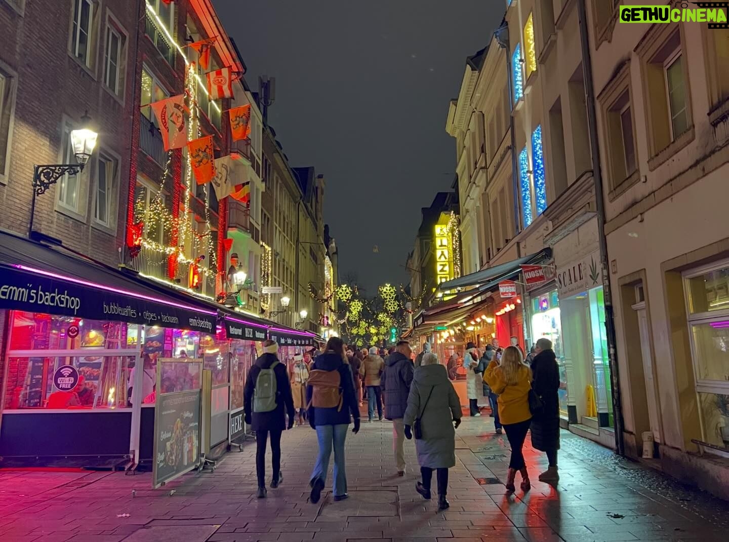 Priscilla Knetemann - 377 Likes - Onderdompelen in de kerstsferen🎄♥️✨ #weekend #kerst #kerstmarkt #düsseldorf