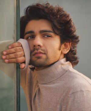 Prit Kamani Instagram - Tum achhe dikhte reh gaye, 
main bas dekhte reh gaya… ✨

📸 : A @lakshetamodgil photo story
Hair by @deepakkagda_hair