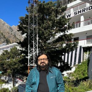 Pritam Chakraborty Instagram - Every visit to Vaishno Devi Ma, is always a soulful experience. Ending the year with her blessings 😇 Gratitude 🙏 

Heartfelt thank you to Dr. Sunil Sharma, Shri Ajay Salaan and the members of the Vaishno Devi Shrine Board Katra for their warm hospitality.
 
I also had the privilege of meeting the Director of Jammu and Kashmir Tourism - Mr. Vivekananda Rai at the airport. The conversation with him was very insightful and we dwelled into various topics.

Lastly id like to thank Justice Adnan Syed for being so kind all the time.