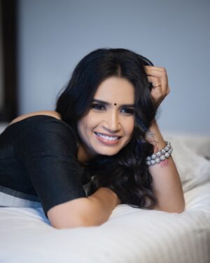 Priya Ahuja Instagram - Less is more, always... Sadgi 🤍🩶🖤

Photographer: @photo_vinayak 
Makeup: @makeoverbydipika