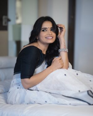 Priya Ahuja Instagram - Less is more, always... Sadgi 🤍🩶🖤

Photographer: @photo_vinayak 
Makeup: @makeoverbydipika