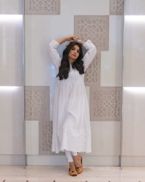 Priya Ahuja Instagram - Masakali 🕊️

👗 : @semalhandicrafts 
📸 : @photo_vinayak 
💄: @makeoverbydipika
Location : @holidayinnmumbai 

( cotton wear suit kurta traditional simple love white safed outfit explore reel )