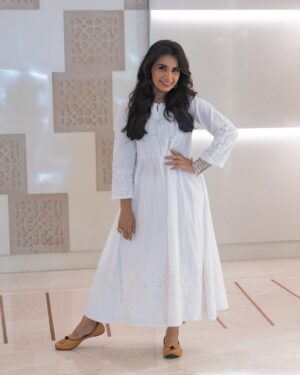 Priya Ahuja Instagram - Masakali 🕊️

👗 : @semalhandicrafts 
📸 : @photo_vinayak 
💄: @makeoverbydipika
Location : @holidayinnmumbai 

( cotton wear suit kurta traditional simple love white safed outfit explore reel )