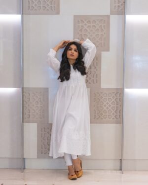 Priya Ahuja Instagram - Masakali 🕊️

👗 : @semalhandicrafts 
📸 : @photo_vinayak 
💄: @makeoverbydipika
Location : @holidayinnmumbai 

( cotton wear suit kurta traditional simple love white safed outfit explore reel )