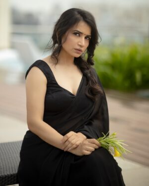 Priya Ahuja Instagram - दिलरुबा 

📸 : @photo_vinayak 
💄 : @makeoverbydipika 
Location: @holidayinnmumbai 

( black blacksaree saree Indian traditional wear )