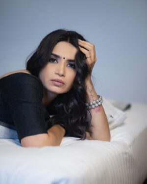 Priya Ahuja Instagram - Less is more, always... Sadgi 🤍🩶🖤

Photographer: @photo_vinayak 
Makeup: @makeoverbydipika