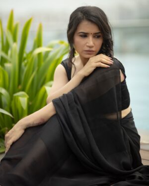 Priya Ahuja Instagram - दिलरुबा 

📸 : @photo_vinayak 
💄 : @makeoverbydipika 
Location: @holidayinnmumbai 

( black blacksaree saree Indian traditional wear )