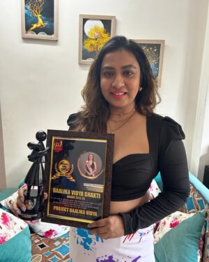 Priya Paramita Paul Instagram - Thank you @baalikavidya for the kind token of gratitude… 
Every girl child deserves right education and I am lucky that I have been able to play a small role by being part of you. Thank you again.

#tokenofgratitude #thankyou #award #narishakti #baalikavidyashaktiawards2022 #priyaparamitapaul