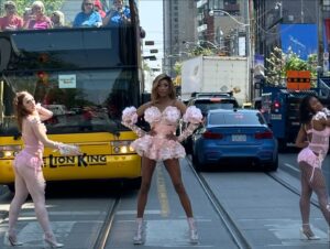 Priyanka Instagram - THE GOOD STUFF 🍲 
@thegoodstuffctv @mary_berg3 

SHUT IT DOWN out now 🚨🚨🚨🚨are you ready for the big announcement on Tuesday? 

choreo: @taminaparis 
dancers: @ireland_byrne @rashae.w 🌸