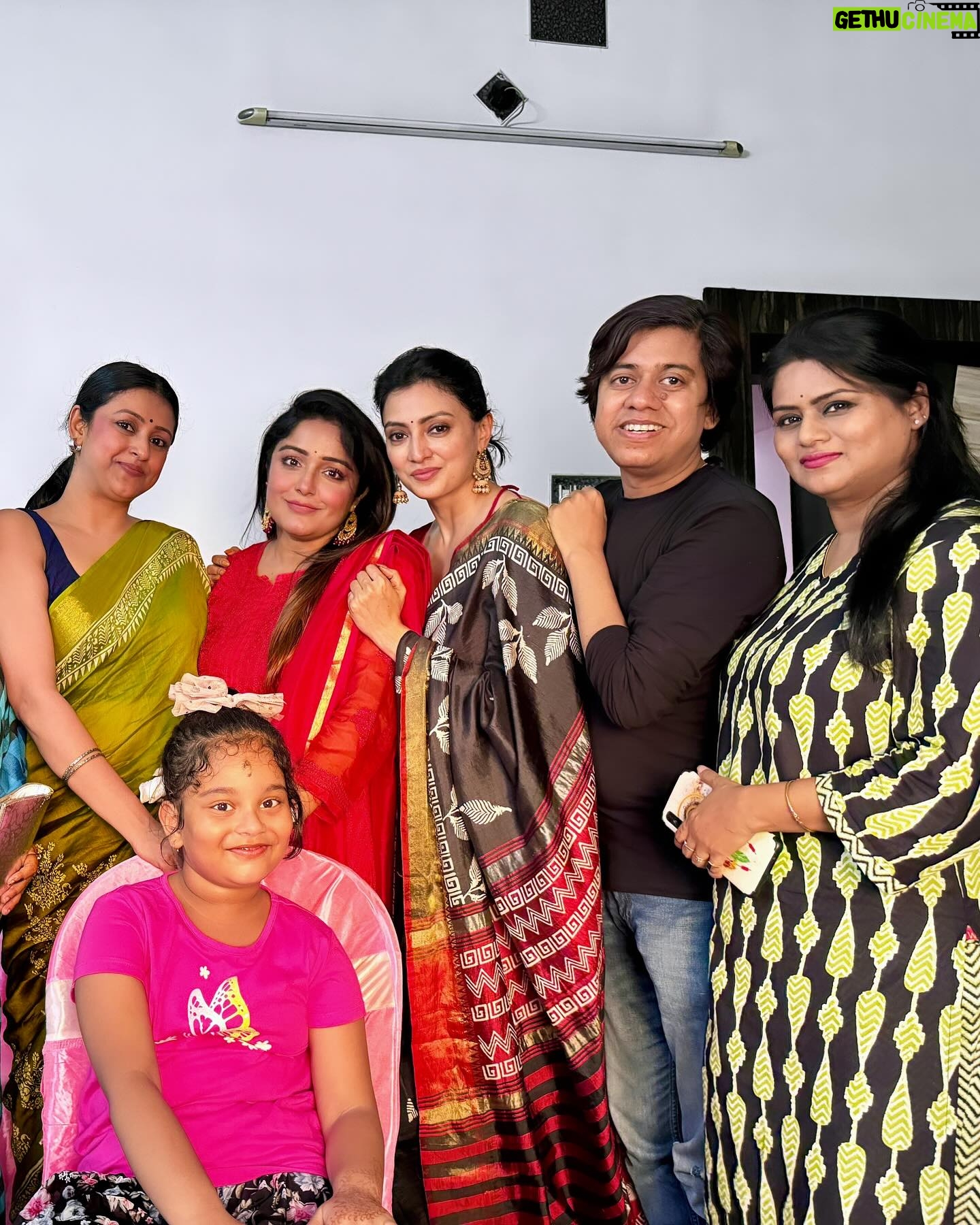 Priyanka Mondal - 6.3K Likes - সপ্তাহের শেষটা শুরু হলো @nandamajumder এর বাড়ীর লোকনাথ পূজো এবং পুরোনো বন্ধুদের সাথে দেখা করে ☺️