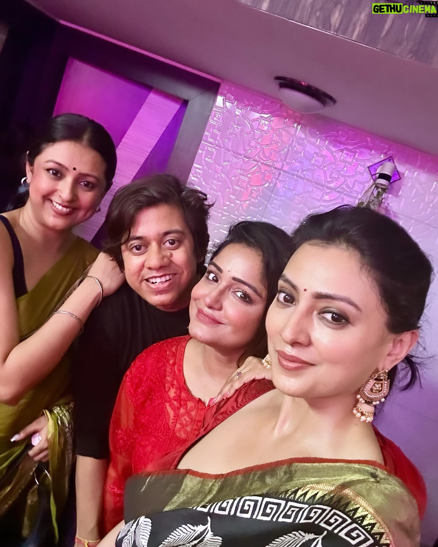 Priyanka Mondal - 6.3K Likes - সপ্তাহের শেষটা শুরু হলো @nandamajumder এর বাড়ীর লোকনাথ পূজো এবং পুরোনো বন্ধুদের সাথে দেখা করে ☺️