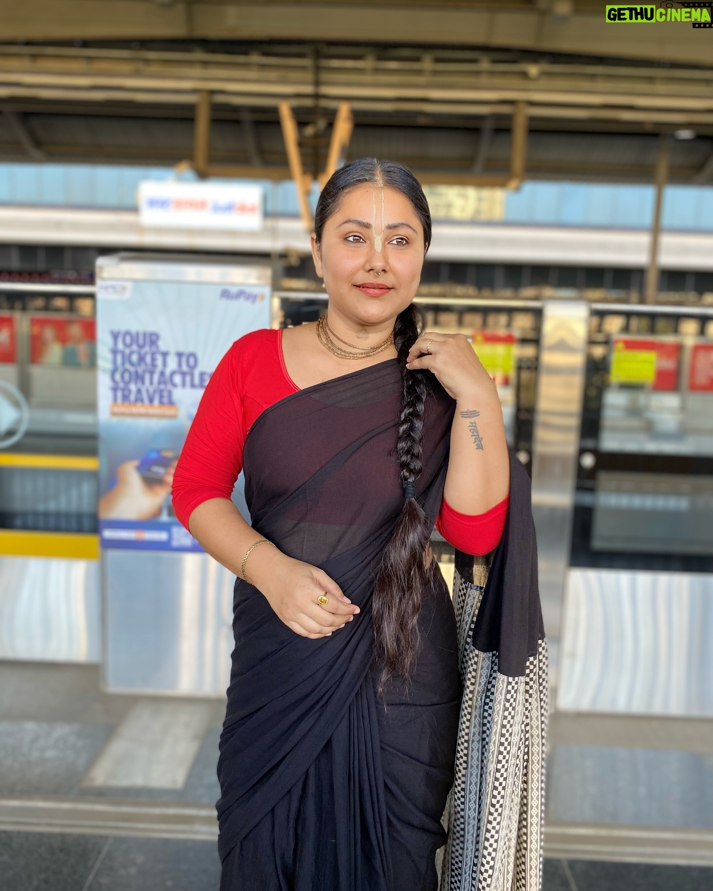 Priyanka Pandit - 3.9K Likes - Bhagavad Gita: Chapter 3, Verse 31
ये मे मतमिदं नित्यमनुतिष्ठन्ति मानवाः।
श्रद्धावन्तोऽनसूयन्तो मुच्यन्ते तेऽपि कर्मभिः
जो मनुष्य अगाध श्रद्धा के साथ मेरे इन उपदेशों का अनुपालन करते हैं और दोष दृष्टि से परे रहते हैं, वे कर्म के बंधनों से मुक्त हो जाते हैं।
कर्म करने का आह्वान करते हुए श्रीकृष्ण अब भगवद्गीता के उपदेशों के महत्व को श्रद्धापूर्वक स्वीकार करने और उन्हें अपने जीवन में अपनाने का संदेश देते हैं। मानव के रूप में हमारा दायित्व है कि हम सत्य को जानें और तदानुसार अपने जीवन को सुधारे। ऐसा करने से हमारे मानसिक सन्ताप, काम, लोभ, ईर्ष्या, मोह आदि शान्त हो जाते हैं।