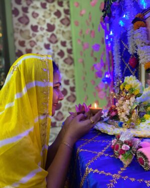 Priyanka Pandit Instagram - भगवद गीता: अध्याय 3, श्लोक 32
ये त्वेतदभ्यसूयन्तो नानुतिष्ठन्ति मे मतम् |
सर्वज्ञानविमूढ़ान्विद्धि नष्टान्चेतस
  लेकिन जो लोग मेरी शिक्षाओं में दोष पाते हैं, वे ज्ञान से रहित और विवेक से रहित होकर इन सिद्धांतों की उपेक्षा करते हैं और अपना विनाश करते हैं। 
 श्री कृष्ण द्वारा प्रस्तुत उपदेश हमारे शाश्वत कल्याण के लिए उत्तम हैं। हालाँकि, हमारी भौतिक बुद्धि में असंख्य खामियाँ हैं, और इसलिए हम हमेशा उनकी शिक्षाओं की उत्कृष्टता को समझने या उनके लाभों की सराहना करने में सक्षम नहीं होते हैं।
 जहां भी हमारी बुद्धि समझने में असमर्थ हो, वहां उपदेशों में दोष निकालने की अपेक्षा हमें अपनी बुद्धि को समर्पित कर देना चाहिए, ऐसा श्री कृष्ण ने कहा है।