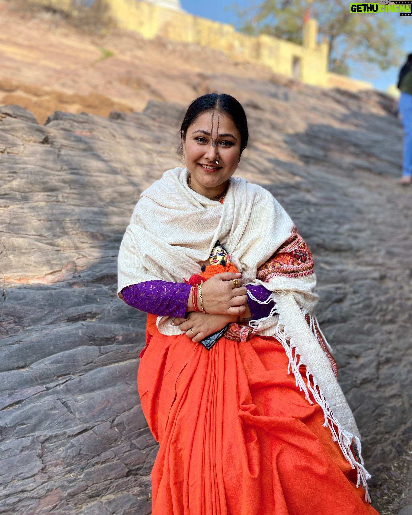 Priyanka Pandit - 5.4K Likes - Bhagavad Gita: Chapter 3, Verse 27
प्रकृतेः क्रियमाणानि गुणैः कर्माणि सर्वशः ।
अहङ्कारविमूढात्मा कर्ताहमिति मन्यते
जीवात्मा देह के मिथ्या ज्ञान के कारण स्वयं को अपने सभी कर्मों का कर्ता समझती है।यद्यपि विश्व के सभी कार्य प्रकृति के तीन गुणों के अन्तर्गत सम्पन्न होते हैं
प्रकृति अर्थात माया शक्ति ही संसार में होने वाले सभी कार्यकलापों की कर्ता है। तब फिर आत्मा स्वयं को कर्मों का कर्ता क्यों समझती है। इसका कारण यह है कि मिथ्या अभिमान के बोध से आत्मा भ्रम के कारण स्वयं को शरीर समझ लेती है। इसलिए उसे कर्ता होने का भ्रम हो जाता है।
