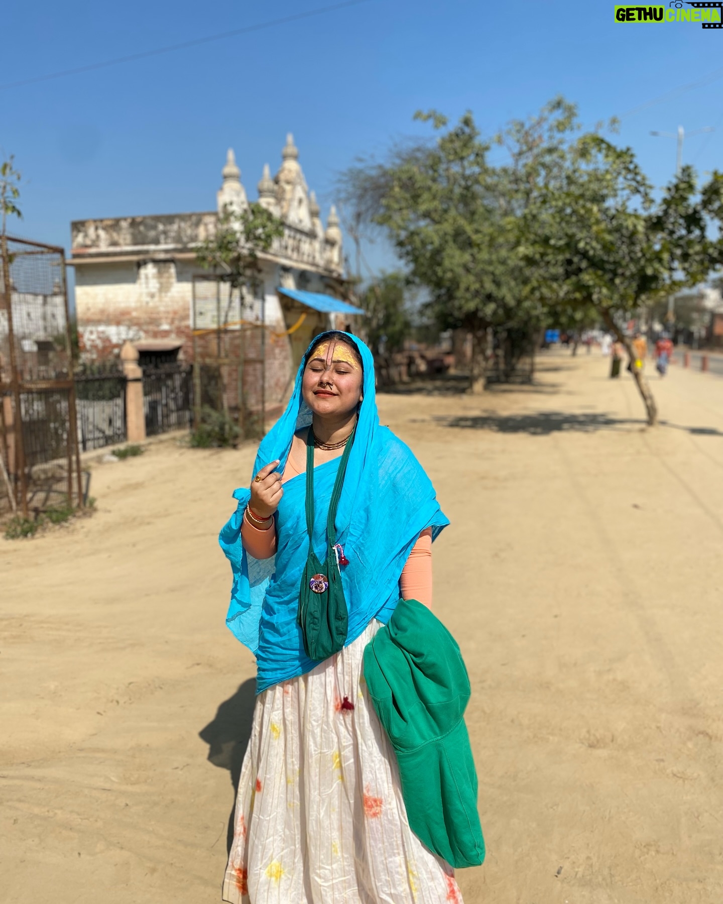 Priyanka Pandit - 3.8K Likes - Bhagavad Gita: Chapter 3, Verse 30
मयि सर्वाणि कर्माणि संन्यस्याध्यात्मचेतसा ।
निराशीर्निर्ममो भूत्वा युध्यस्व विगतज्वरः
अपने समस्त कर्मों को मुझको अर्पित करके और परमात्मा के रूप में निरन्तर मेरा ध्यान करते हुए कामना और स्वार्थ से रहित होकर अपने मानसिक दुखों को त्याग कर युद्ध करो।
‘अध्यात्मचेतसा’ चेतना शब्द का अर्थ ‘भगवान को समर्पित करने की भावना के साथ’ तथा ‘संन्यस्या’ शब्द का अर्थ ‘जो भगवान को समर्पित न हो उन सबका परित्याग करना’ है। ‘निराशीनि’ शब्द का तात्पर्य कर्मों के फलों में आसक्ति न रखने से है। स्वामित्व के दावे को त्यागने के लिए सभी कर्मों को भगवान के प्रति समर्पित करने की चेतना से युक्त होना और अपने निजी लाभ, लालसा और शोक का त्याग करना आवश्यक है।