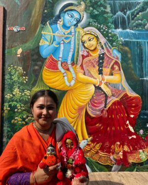 Priyanka Pandit Instagram - श्री ब्रह्म-संहिता 5.37
आनंद-चिन्मय-रस-प्रतिभाविताभिस
ताभिर या एव निज-रूपतया कलाभिः
गोलोक एव निवसत्य अखिलात्म-भूतो
गोविंदम आदि-पुरुषम तम अहं भजामि 
  मैं आदि भगवान गोविंद की पूजा करती हूं, जो राधा के साथ अपने लोक, गोलोक में रहते हैं, जो उनकी अपनी आध्यात्मिक छवि के समान हैं, जो उनके विश्वासपात्रों [सखियों] की संगति में, चौसठ कलात्मक गतिविधियों से युक्त परमानंद शक्ति के अवतार हैं। उनके शारीरिक रूप के विस्तार के अवतार, उनके परम आनंदमय आध्यात्मिक रस से व्याप्त और जीवंत।