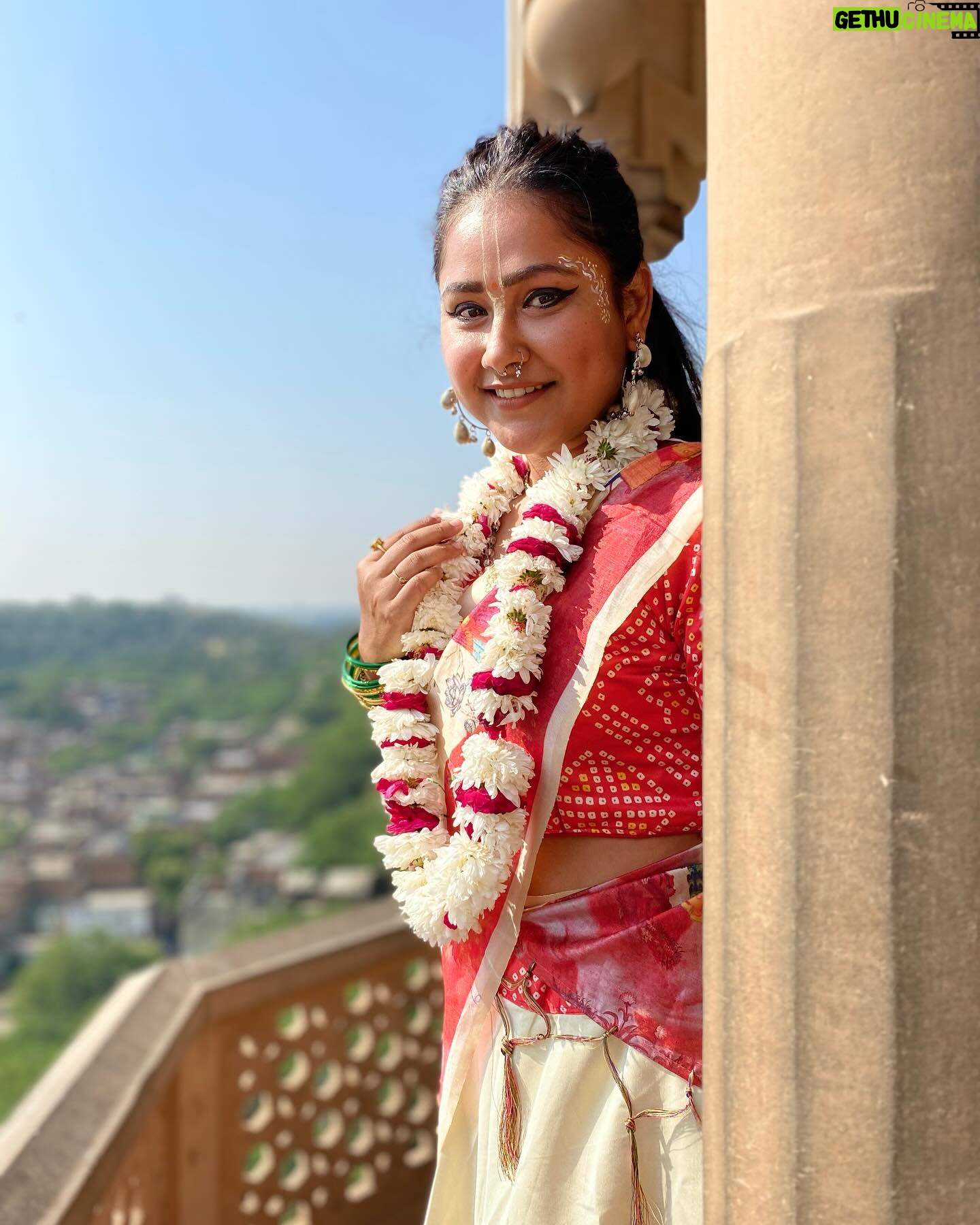 Priyanka Pandit - 5.8K Likes - Bhagavad Gita: Chapter 3, Verse 33
सदृशं चेष्टते स्वस्याः प्रकृतेर्ज्ञानवानपि ।
प्रकृतिं यान्ति भूतानि निग्रहः किं करिष्यति
बुद्धिमान लोग भी अपनी प्रकृति के अनुसार कार्य करते हैं क्योंकि सभी जीव अपनी स्वाभाविक प्रवृत्ति से प्रेरित होते हैं, किसी को दमन से क्या प्राप्त हो सकता है।
जिस स्थिति में हम हैं वहीं से हमें आध्यात्मिक उन्नति की ओर अग्रसर होना आरम्भ करना चाहिए और ऐसा करने के लिए हमें सर्वप्रथम अपनी वर्तमान मनोदशा को स्वीकार करना होगा और तत्पश्चात इसे सुधारना होगा।