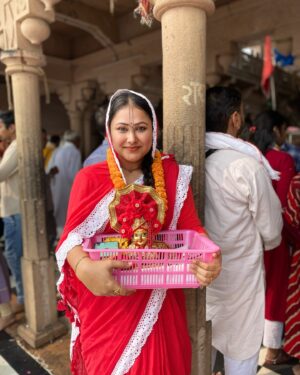 Priyanka Pandit Instagram - तुम हौ परम प्रवीन ,प्राणवल्लभ श्रीराधा 
बिसरिहौ न बिसारिहौ, यही दान मोहि देहु 
श्रीहरिवंश के लाड़िले , मोहि अपनी करि लेहु 
किसैहु पापी क्यों न होइ , श्रीहरिवंश नाम जो लेइ 
अलक लड़ैती रीझिके , महल खवासी देइ । महिमा तेरी कहा कहूँ, श्रीहरिवंश दयाल । तेरे द्वारे बटत है , सहज लाड़िली - लाल