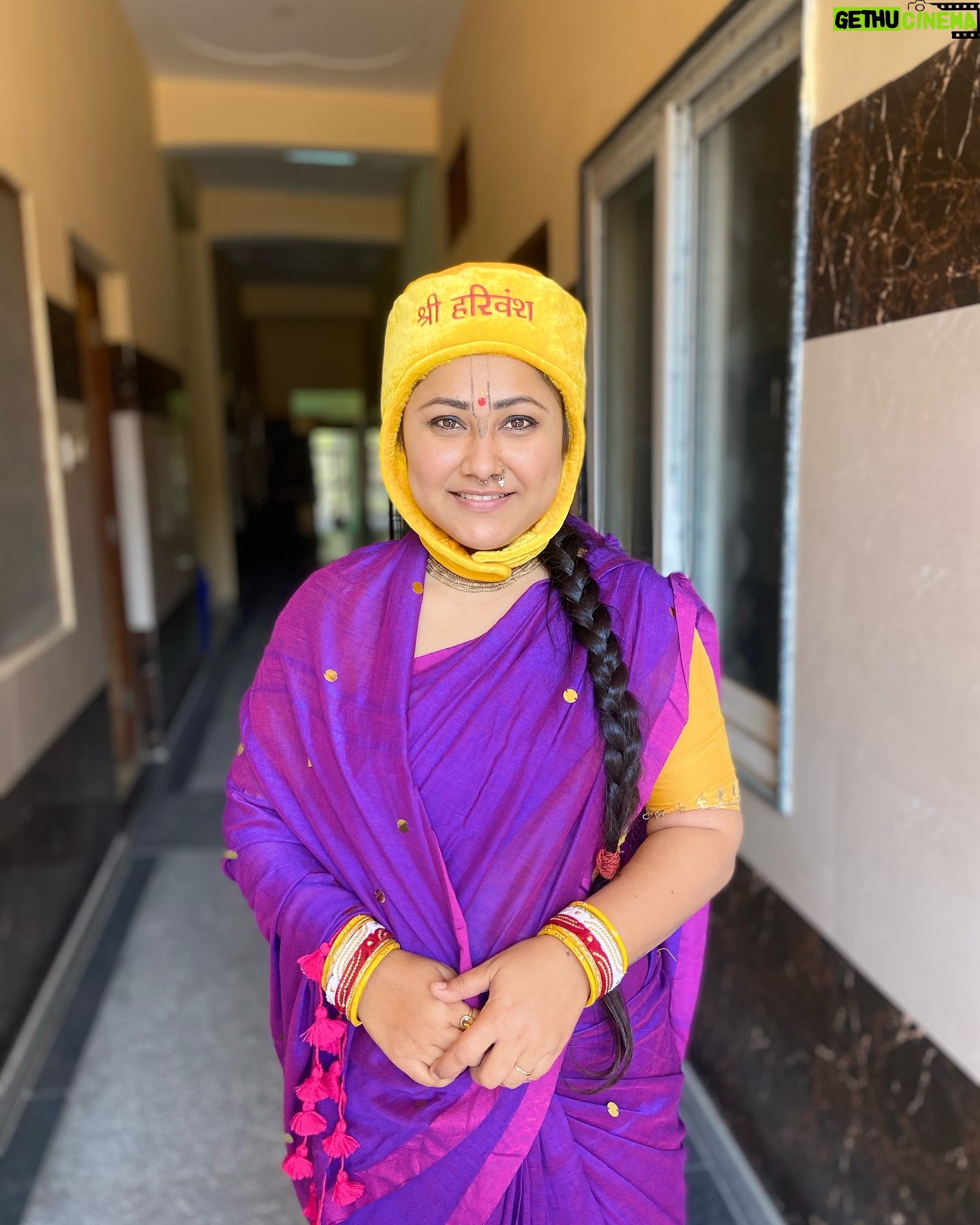 Priyanka Pandit - 5.6K Likes - Bhagavad Gita: Chapter 3, Verse 28
तत्त्ववित्तु महाबाहो गुणकर्मविभागयोः।
गुणा गुणेषु वर्तन्त इति मत्वा न सज्जते
हे महाबाहु अर्जुन! तत्त्वज्ञानी आत्मा की पहचान गुणों और कर्मों से भिन्न करते हैं वे समझते हैं कि ‘इन्द्रिय, मन, आदि के रूप में केवल गुण ही हैं जो इन्द्रिय विषयों, (गुणेषु) में संचालित होते हैं और इसलिए वे उनमें नहीं फंसते।
‘जो अहंकार से मोहित होकर भूल से स्वयं को शरीर मान लेते हैं और स्वयं को कर्ता समझने लगते हैं।’ इस श्लोक में तत्त्ववित्तु या सत्यदर्शियों के संबंध में व्याख्या की गयी है। जिसका तात्पर्य यह है कि वे अहंकार को त्याग कर शारीरिक चेतना से मुक्त हो जाते हैं और जड़ शरीर से अपनी आध्यात्मिक पहचान का भेद जानने में समर्थ हो जाते हैं। इसलिए वे अपने लौकिक कर्मों के लिए स्वयं को कर्ता मानने के छलावे में नहीं आते और अपेक्षाकृत सभी क्रियाओं को तीन गुणों का लक्षण मानते हैं।