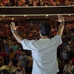 Prosenjit Chatterjee Instagram - তৃতীয় সপ্তাহেও তোমাদের Housefull ভালোবাসায় ...#Ajogyo টিম আনন্দিত ও কৃতজ্ঞ ...জয় জগন্নাথ 🙏🙏

#sunday #hall #visit
