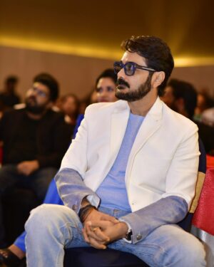 Prosenjit Chatterjee Instagram - Last night received the @adgully BEST ACTOR AWARD...thanks to the entire team and thanks to my 2nd family my audience for loving and supporting my work since 40 years . #grateful #gratitude

Photo @sourav3934 
Styling @sizaa92 @isuvosri13
Blazer @sagarnihalaniofficial