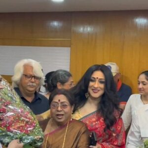 Prosenjit Chatterjee Instagram - #AnamikaSaha creating #SasurbariZindabad dialogues at the special screening of #AJOGYO ❤️❤️❤️❤️ 

@prosenstar 

📷 @raunak_dhar 
🔗 @sociallyyours.vs