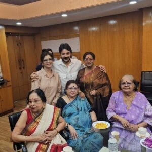 Prosenjit Chatterjee Instagram - আমার সব রূপোলী পর্দার মায়েদের আশীর্বাদ নিয়ে আজ আমি অযোগ্য থেকে যোগ্য ❤️