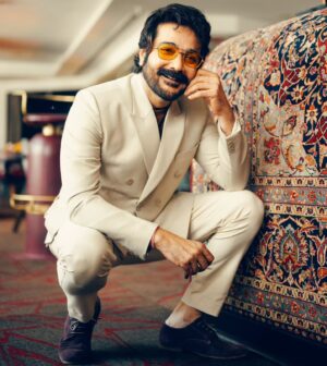 Prosenjit Chatterjee Instagram - Learn from yesterday, live for today, look to tomorrow, rest this afternoon.” ..

#Throwback #Ajogyo #promotion #Anandolok #shoot 

Photo @soumya_singha_photography 
Styling @sizaa92 @isuvosri13