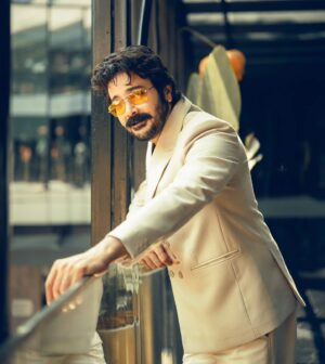 Prosenjit Chatterjee Instagram - Learn from yesterday, live for today, look to tomorrow, rest this afternoon.” ..

#Throwback #Ajogyo #promotion #Anandolok #shoot 

Photo @soumya_singha_photography 
Styling @sizaa92 @isuvosri13