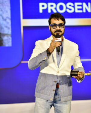 Prosenjit Chatterjee Instagram - Last night received the @adgully BEST ACTOR AWARD...thanks to the entire team and thanks to my 2nd family my audience for loving and supporting my work since 40 years . #grateful #gratitude

Photo @sourav3934 
Styling @sizaa92 @isuvosri13
Blazer @sagarnihalaniofficial