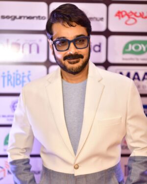 Prosenjit Chatterjee Instagram - Last night received the @adgully BEST ACTOR AWARD...thanks to the entire team and thanks to my 2nd family my audience for loving and supporting my work since 40 years . #grateful #gratitude

Photo @sourav3934 
Styling @sizaa92 @isuvosri13
Blazer @sagarnihalaniofficial