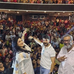 Prosenjit Chatterjee Instagram - ধন্যবাদ স্টার থিয়েটার....অযোগ্যকে Housefull ভালোবাসা দিয়ে যোগ্য করে তোলবার জন্য ..❤️🙏#Ajogyo #sunday #hallvisit