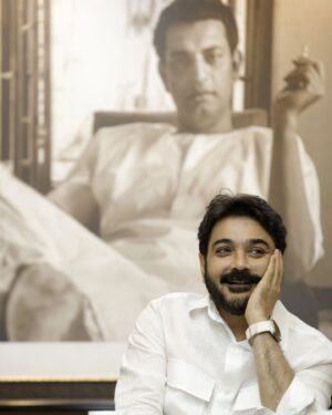 Prosenjit Chatterjee Instagram - পছন্দের জায়গা আর পছন্দের ফ্রেম 🙏🙏 
#Nandan #SatyajitRay #legend প্রণাম 

📷 @arnabchakraborty7