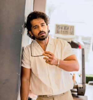 Pruthvi Ambaar Instagram - You are the greatest project you will ever work on!
@basava.photography clicks
#PruthviAmbaar #sandalwood #monday #hardwork