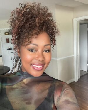 Ptosha Storey Instagram - Hello Sunshine . 🌞 Feeling vibrant today ! 
No filter… just Gods beautiful light. keep shining y’all …. ✨🙏🏾✨
