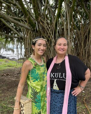 Pua Case Instagram - Mele Manaka, What I absolutely loved today is representing the mauna, seeing mauna merchandise at each craft fair location and most of all seeing kia'i from up on the mauna and hugging and pledging our commitment should the need be there and seeing my hula sisters who I danced with in middle school before any of us joined hālau. Most of them went on to dance for the Lim's  and are the front line OGs and to see them today just filled my heart. The hula bond is like the mauna bond, unshakeable and unbreakable. Earrings @e_ola_ana_hawaii  shell pendant @kaahanui_designs wooden pendant, gift on the mauna in 2019, KŪKULU shirt @puacase