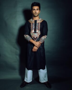 Pulkit Samrat Instagram - So I’ve been told this is my 
‘Good Boy Bad Boy’ look! 
😎🪔😈✨#DiwaliReady 
. . . . . . . . . . . . . . . . 
wearing my very fav @anamikakhanna.in 
with @lsoleshoes_in @ishhaara 
styled by @saloniparekh__ with @jaineeebheda 
📷 @gltch.in 
hmu @aalimhakim @_adnan_zz @rockysoni81 @girish.paliwal.7547