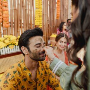 Pulkit Samrat Instagram - Hamari haldi thodi unconventional thi. Haldi ki ek chutki for Sagan in a pack of Multani mitti, created especially for pulkit and I, keeping our skin in mind coz bride and groom have to glow na. ❤️ 

P.S.  big props to the person who held me back while the others threw pulkit into the pool :) I’m grateful! ❤️