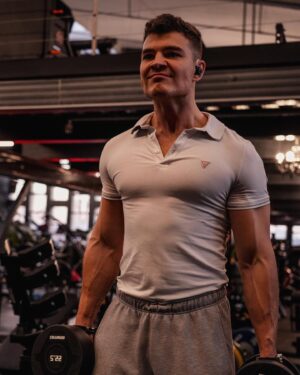 Pumped Gabo Instagram - Indul a PureGold Gold Club 💣👑 Regisztrálj, gyűjtsd a pontokat, amit később be tudsz váltani kedvezményekre.🤑ráadásul január 31-ig minden klubtag -15% kedvezménnyel vásárolhat meg minden terméket!! 😎 Minél idősebben kezdesz el edzeni, annál nehezebb lesz! 😭 Ez egy jó lehetőség, ne várj a csodára, LETS GO🔥🫡 #hirdetés @puregoldprotein