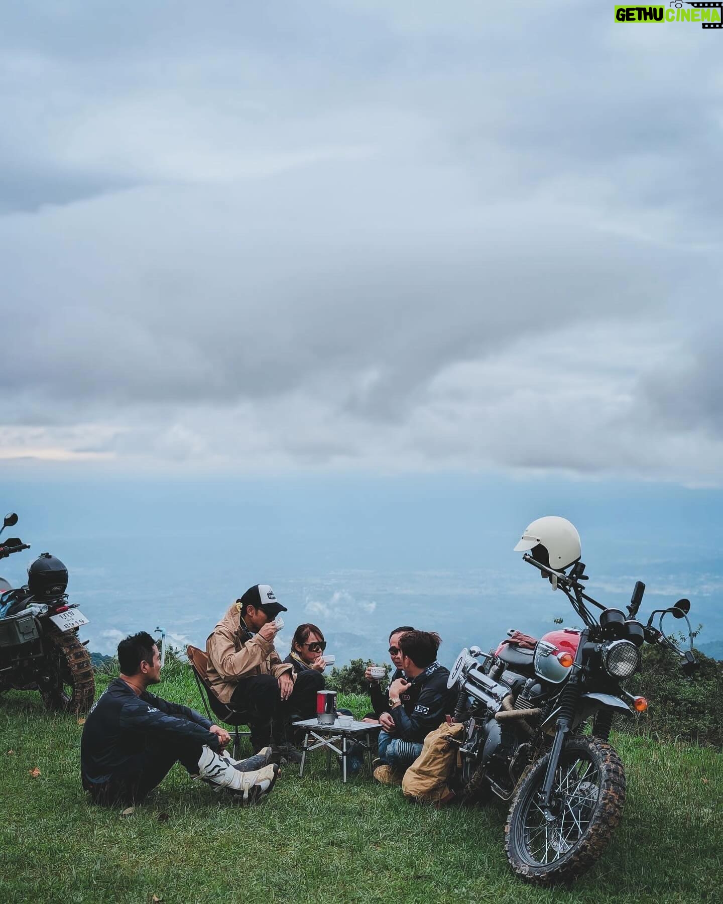 Puri Hiranprueck - 6.1K Likes - เช้านี้ที่อุทยานนันทบุรี ดอยวาว และบ้านสบขุ่นครับ ขึ้นไปดมหมอกและชิมกาแฟ เป็นอีกหนึ่งจุดหมายปลายทางในจังหวัดน่านที่เราไม่เคยไป น่านหน้าฝนสวยจริงๆ รักน่านครับ #viewfinderthailand #น่านหน้าฝน #ททท 📷 @be_banjong