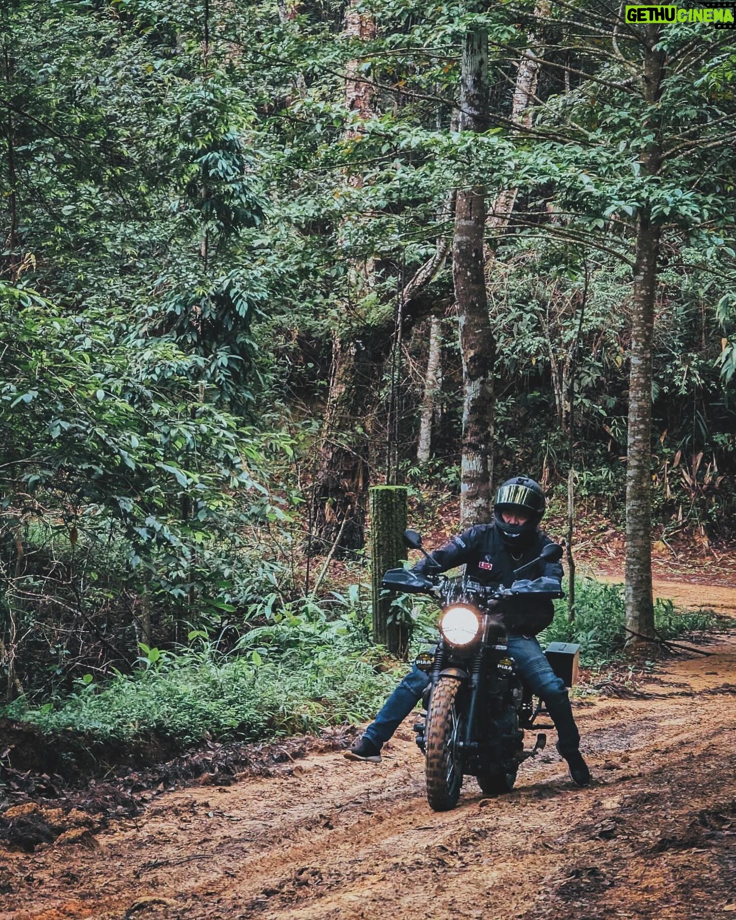 Puri Hiranprueck - 6.1K Likes - เช้านี้ที่อุทยานนันทบุรี ดอยวาว และบ้านสบขุ่นครับ ขึ้นไปดมหมอกและชิมกาแฟ เป็นอีกหนึ่งจุดหมายปลายทางในจังหวัดน่านที่เราไม่เคยไป น่านหน้าฝนสวยจริงๆ รักน่านครับ #viewfinderthailand #น่านหน้าฝน #ททท 📷 @be_banjong