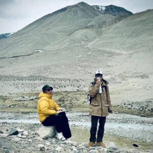 Puri Hiranprueck Instagram - ในที่สุดก็ทำได้ครับ ไม่ยากแค่มีร่างกายที่แข็งแรงและออกซิเจนกระป๋องอันที่จริงทริปนี้เราเริ่มขี่มอเตอร์ไซค์กันที่เมืองหลวงของทิเบตก็คือเมืองลาซาใช้เวลาประมาณสามวันกว่าจะเดินทางมาถึงเอเวอเรสต์เบสแคมป์อยากจะบอกว่าถ้าเราเลือกถนนที่ดีที่ไม่ใช่ถนนหมายเลข G318 อาจจะเป็นถนนเลาะและอ้อมหน่อยแต่เราจะได้สัมผัสความเป็นทิเบตจริงๆแต่ถนนที่สวยที่สุดก็ยังคงเป็นเส้นทางที่มุ่งหน้าข้ามพาร์ทเข้าไปยังเอเวอเรสต์เบสแคมป์ซึ่งพัฒนาจนเจริญมากเหลือเกินมีรถบัสไฟฟ้าให้เรานั่งเข้าไปถึงแต่แนะนำนะครับว่าให้พก ออกซิเจนกระป๋องไปด้วยจะดีกว่า… แฮร่ แก่แล้ว ขอบคุณ FC #viewfinderthailand ทุกคนนะครับที่ร่วมเดินทางกันไปจนถึง EBCTibet ! #viewfinderเที่ยวบันเทิงเชิงผู้ประสบภัย #viewfinderebctibet2024