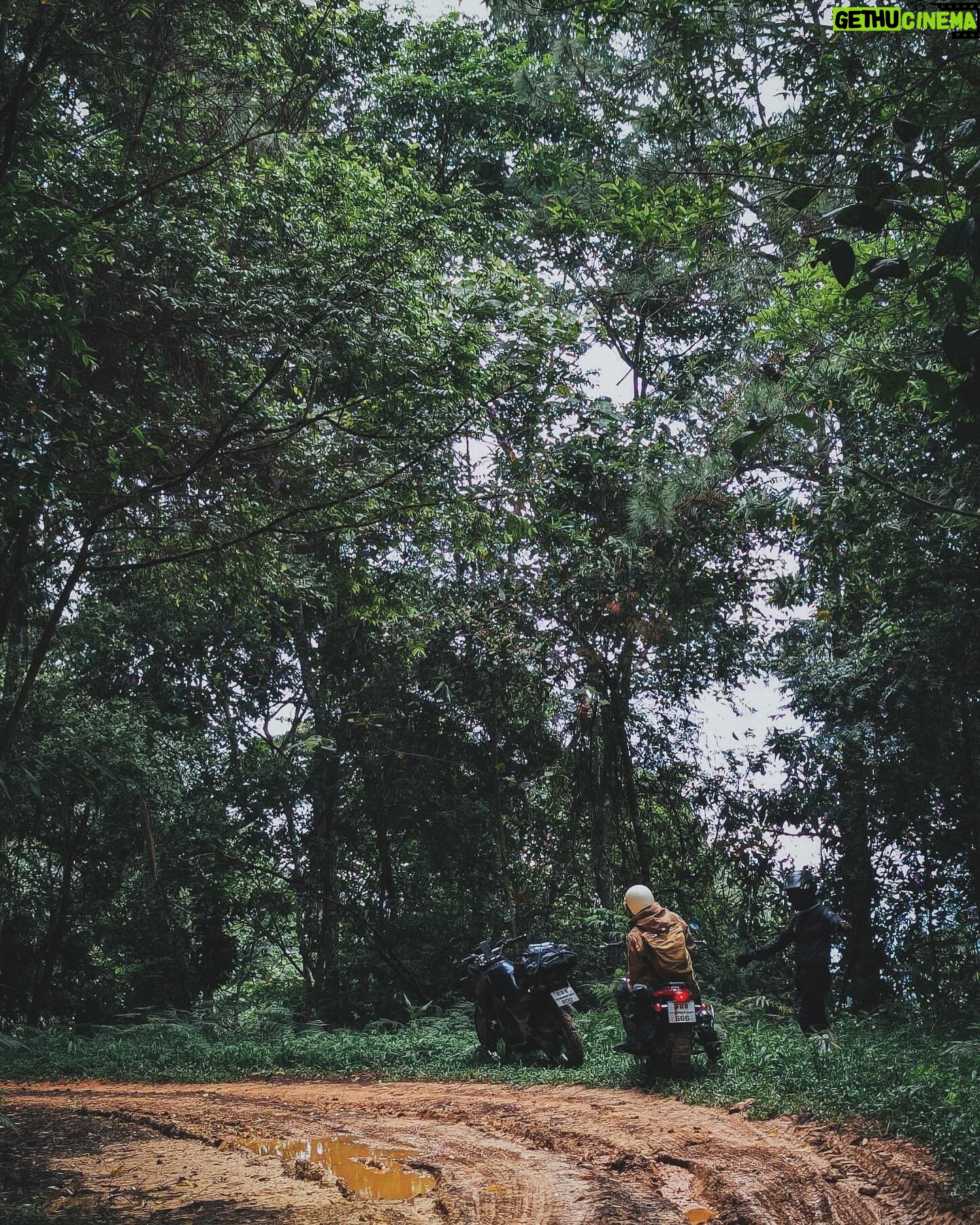 Puri Hiranprueck - 6.1K Likes - เช้านี้ที่อุทยานนันทบุรี ดอยวาว และบ้านสบขุ่นครับ ขึ้นไปดมหมอกและชิมกาแฟ เป็นอีกหนึ่งจุดหมายปลายทางในจังหวัดน่านที่เราไม่เคยไป น่านหน้าฝนสวยจริงๆ รักน่านครับ #viewfinderthailand #น่านหน้าฝน #ททท 📷 @be_banjong