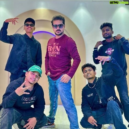 Pushkar Jog - 4K Likes - Today, we have got a chance to dance on the favorite songs of those whose movies we grew up watching since childhood. We appreciate the respected marathi superstar and the finest dancer @jogpushkar sir🔥
Thank you so much for giving us your precious time and opportunity. You have always been our favorite. Looking forward to work more with you.
.
.
📷Shot by - @_praful_ghatvisave_⚡
🎧Song by - @ajayatulofficial sir ✨
.
.
Gang ✨@pravin_jagtap97 @_nitin_pawar__
@rahul__nikalje @pratik_panvelkars 🔥👊
.
.
#explorepage #explore #viral #instagram#instalike #trending #dance #marathi #dancereels #reels